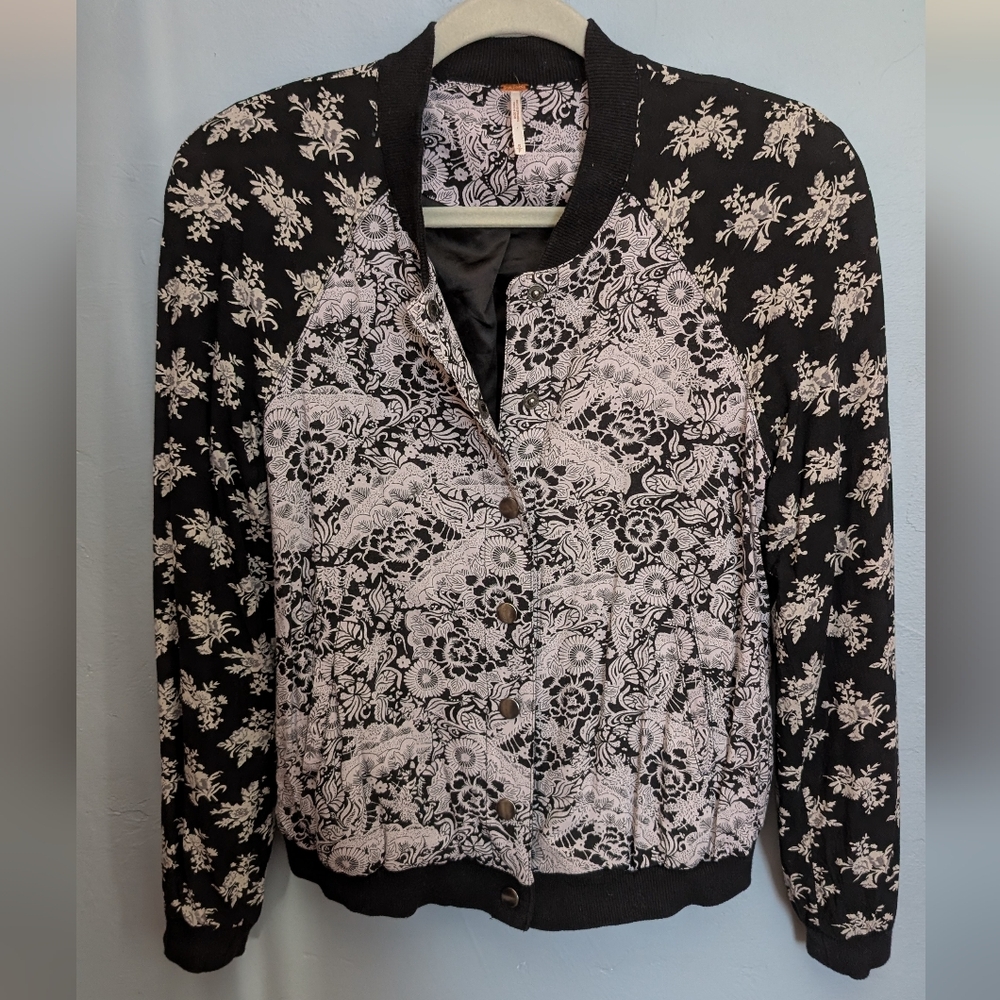 🌙🫰🏼 Free People Black and White Floral Bomber Jacket